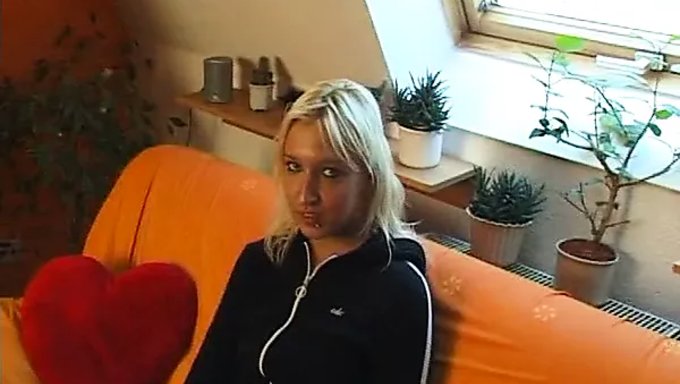 Bethany Richards Küçük Göğüslerini Sergiliyor Ve Tek Başına Bir Sahnede Mastürbasyon Yapıyor