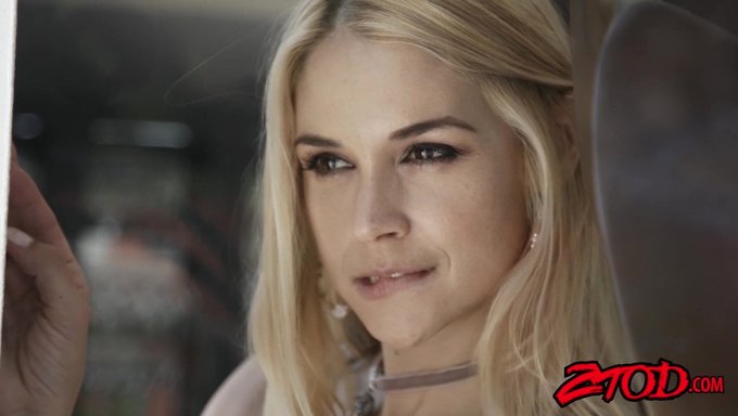 Sarışın Üvey Kız Sarah Vandella, Sakso Çektiği Için Cezalandırılıyor