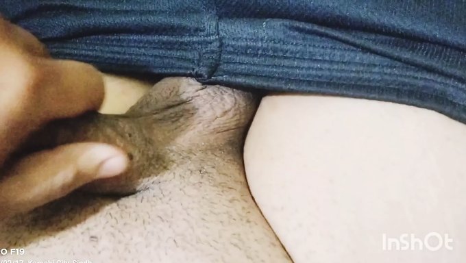 Pakistanlı Üniversite Öğrencisi Nudist Bir Röportajda El Işi Yapıyor