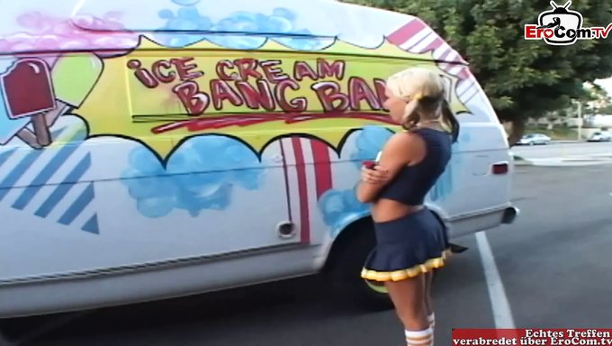 Ince Cheerleader Arabada Yolculuğa Çıkar Ve Yüzüne Boşalır