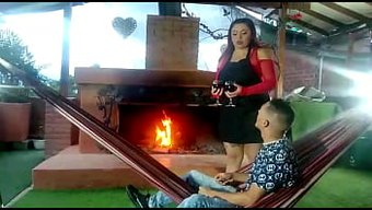 Genç Kolombiyalı Garson, Bir Gece Içtikten Sonra Vajinasına Sınırsız Erişim Sunuyor