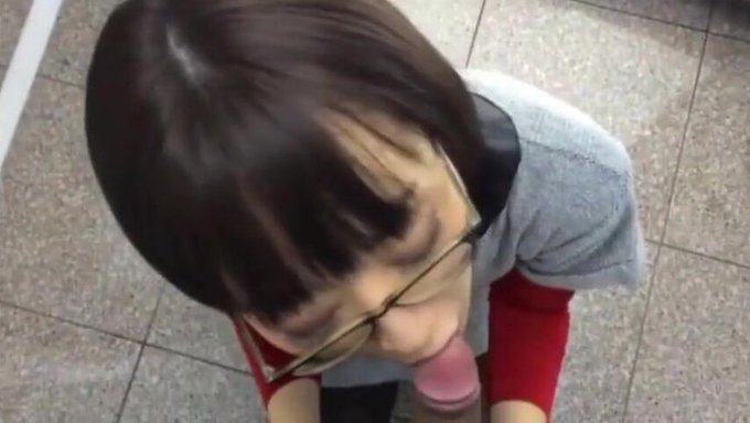 Amatör Asyalı Kız, Halka Açık Bir Şekilde Cfnm Sakso Çekiyor