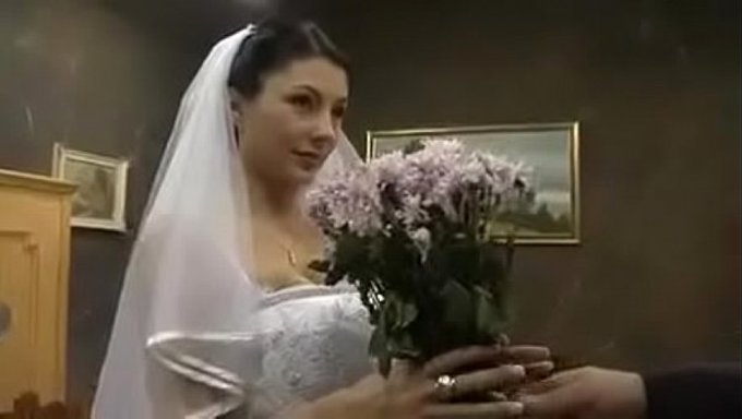 Gelin, Düğün Gecesinde Gelecekteki Kocasıyla Sikişmeyi Kabul Etti.