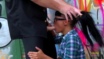 Bir Adam Sprey Boya Yapıp Milf'I Sertçe Götünden Sikişledi.