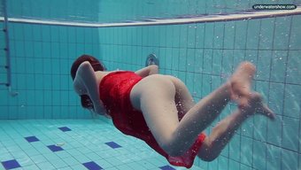 Bikinili Genç Kadın Halka Açık Havuzda Çıplak Soyunuyor