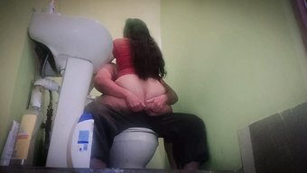 Latina Karısının Arkadaşı Banyoda Amını Siktiriyor