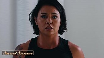 Dövmeli Asyalı Milf, Vahşi Seks Seansında Büyük Yarrağın Tadını Çıkarıyor