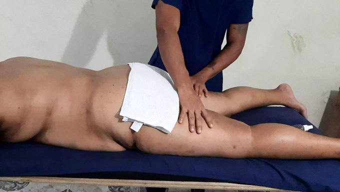 Büyük Doğal Göğüslere Sahip Olgun Bir Kadın, Duygusal Bir Masaj Alıyor