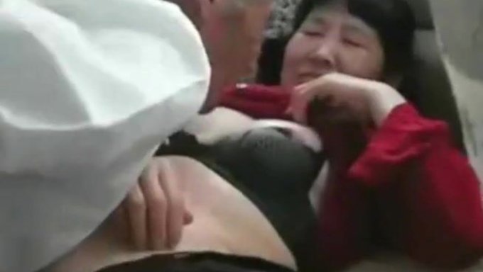 Yaşlı Asyalı Çiftin Araba Yolculuğu Sıcak Bir Buluşmaya Dönüşüyor