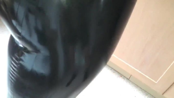 Lateks Giyimli Milf Büyük Poposunu Ovuyor