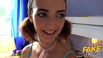 Ilk Kez Küçük Göğüslü Esmer Kız, Sahte Pansiyonda Yoğun Zevk Ve Yüz Cumshot Deneyimliyor