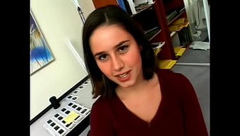 Genç 18+ Kacey Kox Ilk Sert Deneyimini Yaşıyor