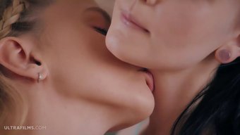 Iki Yakın Kız Arkadaş Birbirleriyle Romantik Seksin Tadını Çıkarıyor, Ivi’nin Kıvrımlı Tanrıça Vücudunu Ve Tutkulu Yoğunluğunu Sergiliyor.