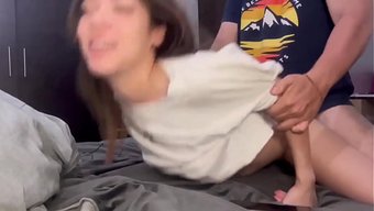 Cılız Hatun Tinder'Da Bir Adamla Tanıştı, Adam Da Onun Kıçını Fena Halde Parçaladı.