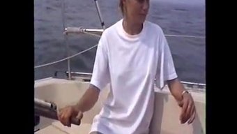 Karısı Ev Yapımı Tatil Videosunda Her Şeyi Sergiliyor