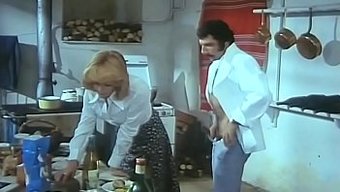 Etekli Sarışın Mutfakta Arkadan Sikişiyor