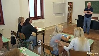 Genç Kadınlar, Birbirlerini Nasıl Tatmin Edeceklerini Öğreten Bir Profesörü Baştan Çıkarır.