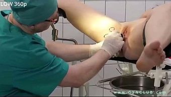 Bir Kız Jinekolojik Muayene Alıyor Ve Yanında Vibratör Getiriyor.