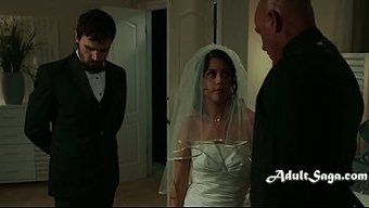 Üvey Baba, Düğün Gecesinde Yeni Üvey Kızını Alıyor.