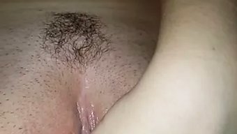 Genç Kız Dildo Ile Mastürbasyon Yapıyor Ve Yakından Parmaklanıyor