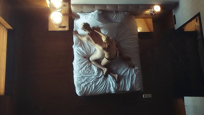 Gizli Kamera, Çiftin Ev Yapımı Anal Oyununu Dildo Ile Yakalıyor