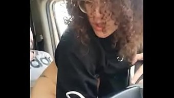 Büyük Bir Popoya Ve Büyük Bir Yarrağa Sahip Genç (18+) Bir Servis Aria'Sında Sikişiyor