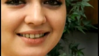 Büyük Göğüslü Genç Kız Sert Bir Yarrağı Kıçına Alıyor