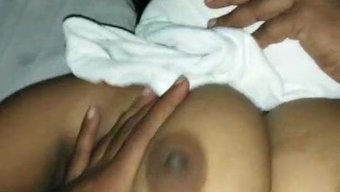 Göğüslü Hint Bhabi Parmaklarıyla Kendini Tatmin Ediyor