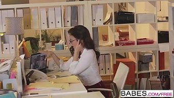 Büyük Doğal Göğüslere Sahip Milf Ve Genç Bebekler Ofis Tutkusunda Dolaşıyor
