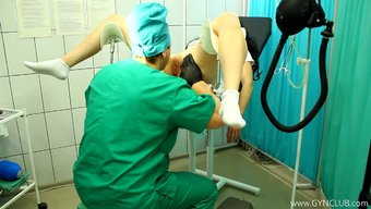 Esmer, Fantezi Dolu Bir Ortamda Jinekolojik Muayeneden Geçiyor