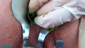 Nettles, Spekulumla Anal Penetrasyonun Tadını Çıkarıyor Ve Kıçı Yumruklanıyor.