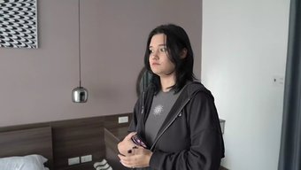Ateşli Üniversiteli Kız, Iyi Bir Oral Seks Için Indirim Alıyor.