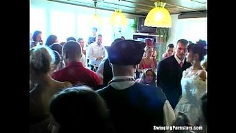 Gelinler Ve Nedimeler Sert Halka Açık Seks Yapıyorlar