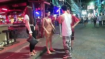 Taylandlı Milf Ve Genç Kız, Yaşlı Bir Adamla Cinsel Aktivitelere Giriyor