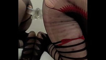 Ikinci Bölümde Aynalı Bir Yüzeyde Dildo Kullanmak