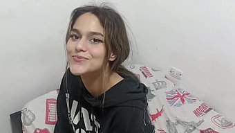 Üvey Ablam Beni Isıtmak Için Yoğun Seks Yapmam Için Yalvarıyor Ve Ben De Ona Sert Bir Şekilde Sikişerek Mecbur Kalıyorum. Kadının Boşalma Deneyimini Yaşıyor
