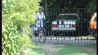 Bisiklet Tamircisi Alman Genç Kızın Amını Yalıyor Ve Sikiyor