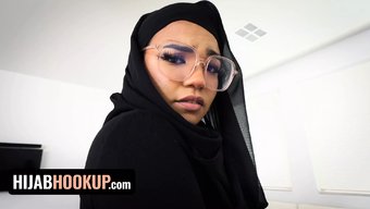 Türbanlı Müslüman Genç, Jay Rock Için Büyük Poposunu Hijab Ilişki Videosunda Gösteriyor