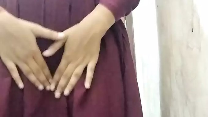 Riya 20'Sinde Eyleme Hazır: Desi Bebek Büyük Bir Boşalma Ile