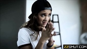 Gerçek Lezbiyen Kız Kardeşler Üvey Erkek Kardeşleriyle Yasak Bir Videoda Seks Yapıyorlar