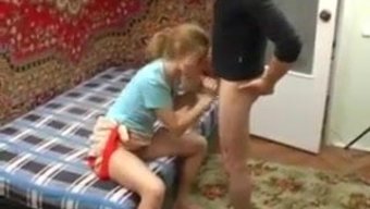 Abla, Büyük Bir Yarrağın Her Santimini Amında Ve Poposunda Zevkle Yaşıyor