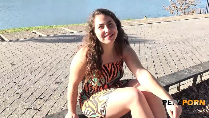 Sevimli Bir Bebekle Sıcak Bir Üçlüde Derin Boğaz Ve Oral Eylem