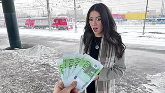 Yetişkin Bir Film Yıldızı Olan Güzel Bir Kadın Için Trende Halka Açık Seks.