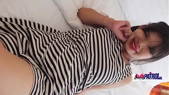 Taylandlı Kız Nana, Kocaman Aletli Bir Adamla Eğleniyor.