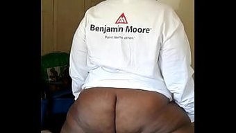 Eşşek Dick Rider Dee, Poposunu Twerk Yapıyor