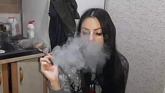 Lezbiyen Çift, Cunnilingus Ve Orgazm Yalama Ile Fetiş Oyununa Dalıyor