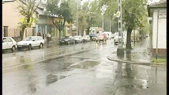 Genç Kızıl Saçlı, El Işi Ve Oral Zevk Alıyor