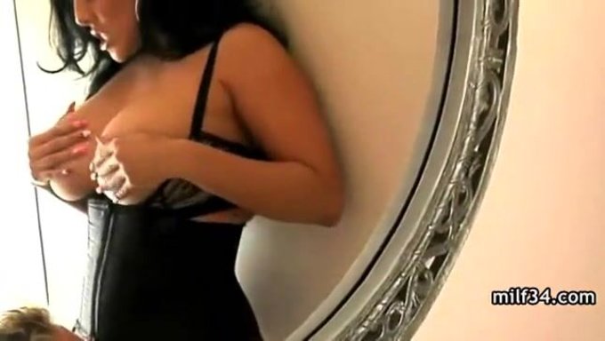 Azgın Milf, Sert Bir Videoda Büyük Bir Yarrağa Karşı Koyuyor