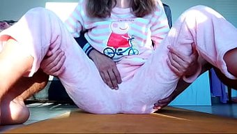 Asyalı Genç Üvey Kız Kardeş Ev Yapımı Bdsm Videosunda Poposunu Ve Meme Uçlarını Oynatıyor