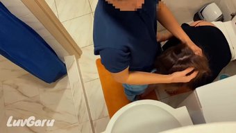 Bir Parti Sonrasında, Üniversite Arkadaşları Tuvaletteki Bir Kızla Üçlü Bir Ilişkiye Girer.